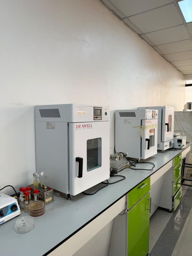 Laboratory incubator